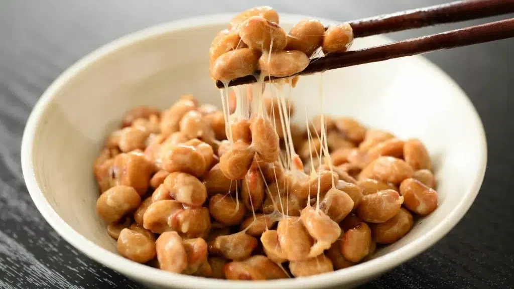 Los 10 mejores alimentos con probióticos naturales 8 making homemade natto