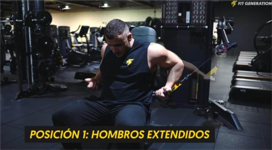 Hombros extendidos por detrás del torso