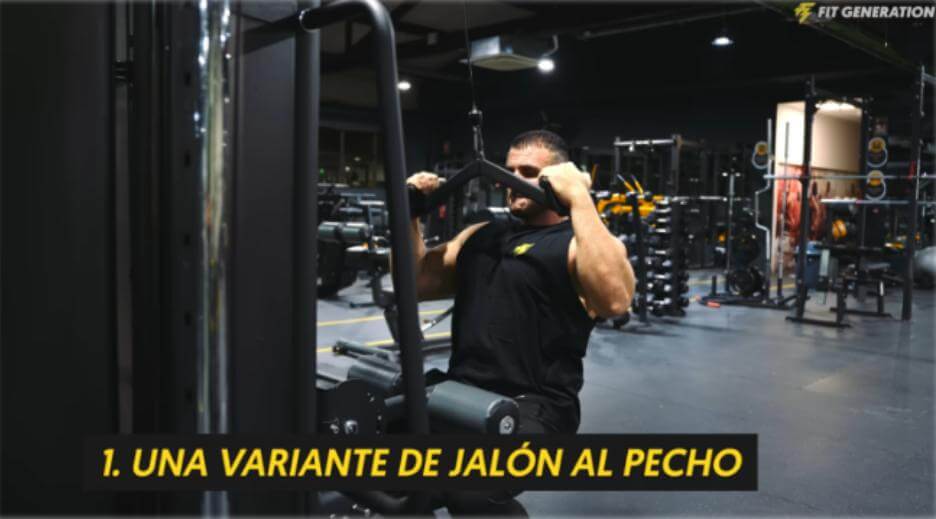 Variante de jalón al pecho