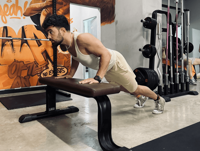 Flexión inclinada sobre superficie elevada