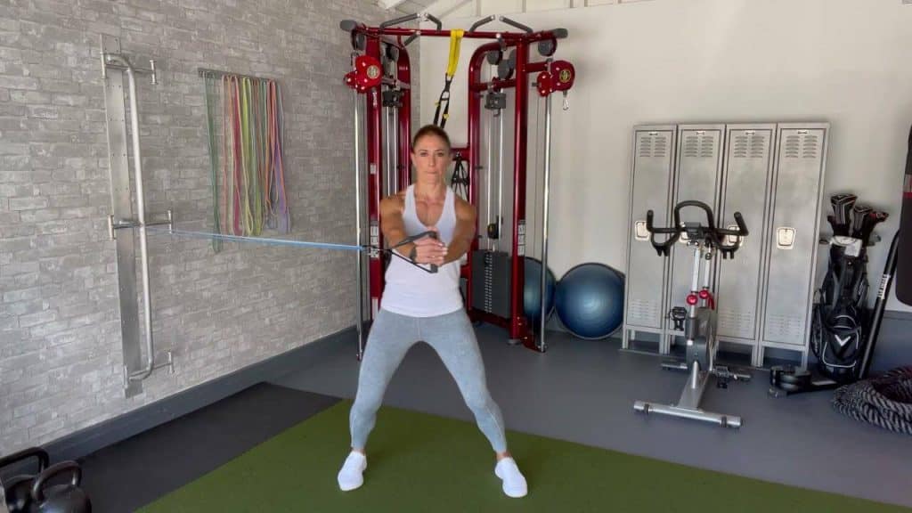 Press Pallof con paso lateral