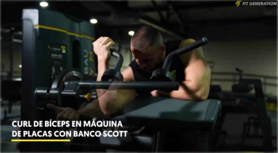 Curl de bíceps en máquina